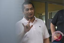 Arsip - Suami Bupati Kutai Kartanegara Endri Elfran Syafril meninggalkan Rumah Tahanan KPK seusai menjenguk istrinya, Rita Widyasari di gedung KPK, Jakarta, Senin (11/6/2018). KPK tetap membuka jadwal kunjungan keluarga pada hari Senin dan Kamis serta akan membuka jadwal kunjungan keluarga di Hari Raya Idulfitri pada 1 dan 2 Syawal. (ANTARA /Hafidz Mubarak A)