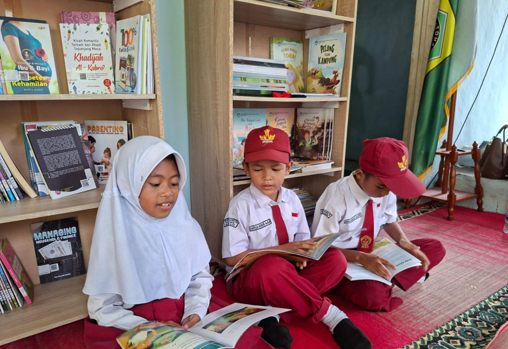 Menggeliatkan Minat Baca di Wilayah Terpencil: Kisah Inspiratif Despi Membawa Literasi ke Lereng Pasir Buncir