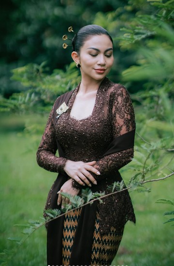 Pesona Klasik Ariel Tatum dalam Balutan Kebaya Warisan Keluarga di Pernikahan Kerajaan Malaysia