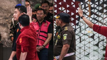 Foto : Mantan Wakil Kepala Badan Gizi Nasional (BGN), Sony Sonjaya, memasuki mobil tahanan di Gedung Kejaksaan Agung, Jakarta, Rabu (3/6/2026). Andhika Prasetia/detikFoto