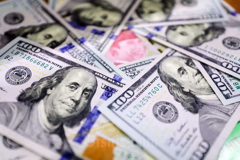 Mata uang rupiah dan dolar Amerika Serikat di salah satu money changer, Jakarta, Sabtu (30/7/2022). Bisnis/Himawan L Nugraha