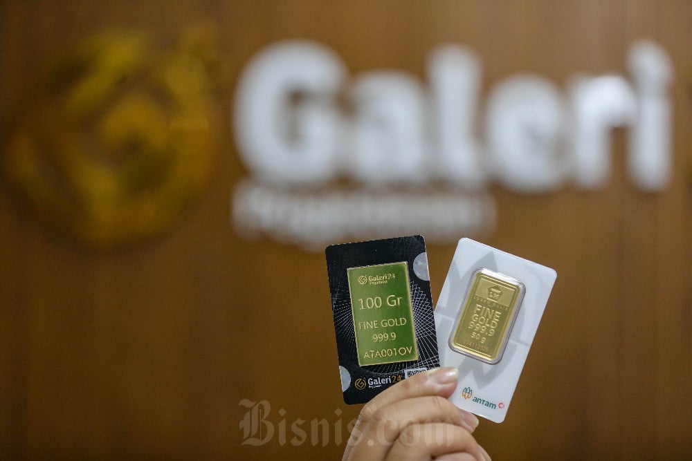 Karyawan menunjukan emas di Galeri 24 Pegadaian, Jakarta, Senin (20/1/2025). Bisnis/Eusebio Chrysnamurti