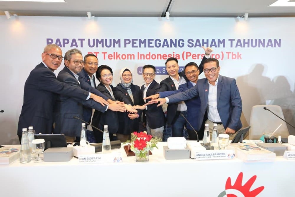 Kiri-Kanan): Direktur Legal & Compliance Andy Kelana, Direktur Strategic Business Development & Portfolio Seno Soemadji, Direktur Network Nanang Hendarno, Direktur Enterprise & Business Service Veranita Yosephine, Direktur Utama Dian Siswarini, Direktur Human Capital Management Willy Saelan, Direktur Keuangan & Manajemen Risiko Arthur Angelo Syailendra, Direktur IT Digital Faizal R. Djoemadi, Direktur Wholesale & International Service Budi Satria Dharma Purba