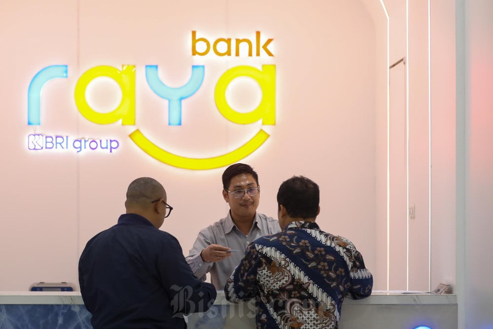 Nasabah bertransaksi di kantor cabang Bank Raya di Jakarta, Rabu (6/5/2025). Bisnis/Himawan L Nugraha