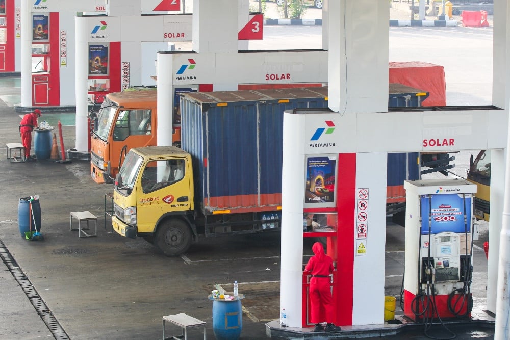 Sejumlah kendaraan mengisi bahan bakar minyak (BBM) di salah satu SPBU Pertamina di Jakarta, Kamis (14/5/2026)./Bisnis-Robby Fathan
