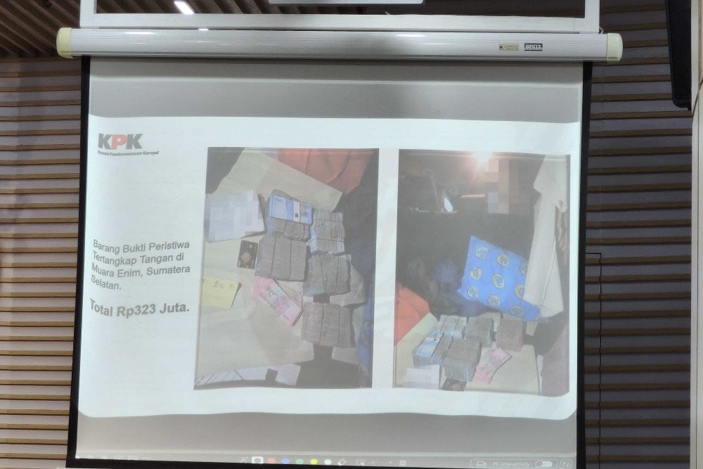 KPK Menunjukkan Barang Bukti Rp323 Juta dalam Kasus Dugaan Korupsi Pengadaan Barang/Jasa di Lingkungan Pemerintah Daerah Muara Enim Sumatra Selatan, Selasa (9/6/2026). Salah Satu Pihak yang Ditetapkan Tersangka adalah Bupati Muara Enim 2025-2030, Edison. Bisnis/ Muhammad Sulthon S.K.