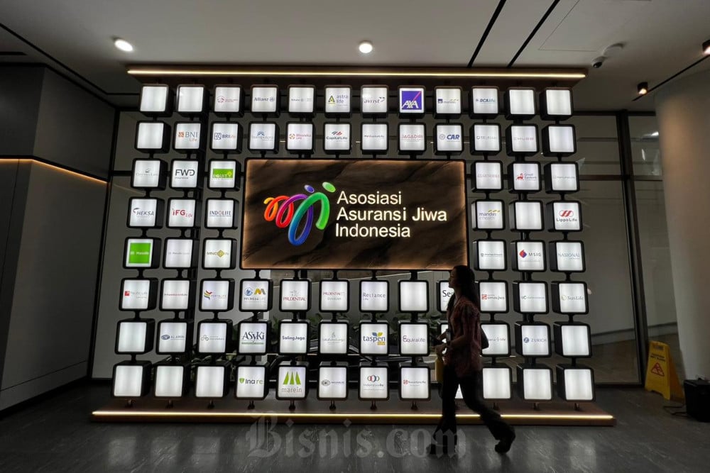 Logo-logo perusahaan asuransi jiwa di Grha AAJI, Jakarta. / Bisnis-Annisa Nurul Amara