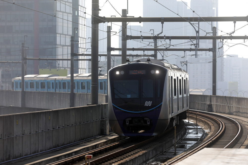 Rangkaian kereta moda raya terpadu (MRT) melintas di Jakarta, Sabtu (16/5/2026). Bisnis/Arief Hermawan P