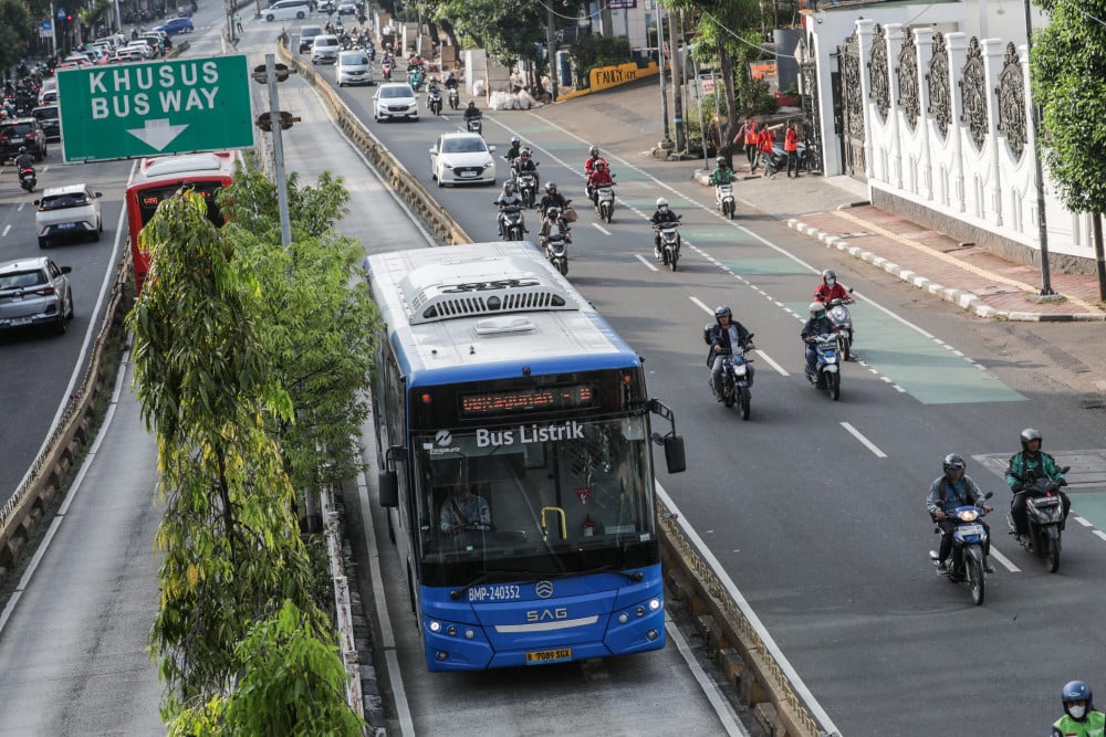 Bus Transjakarta melintas di Jakarta, Minggu (17/5/2026). Bisnis/Fanny Kusumawardhani