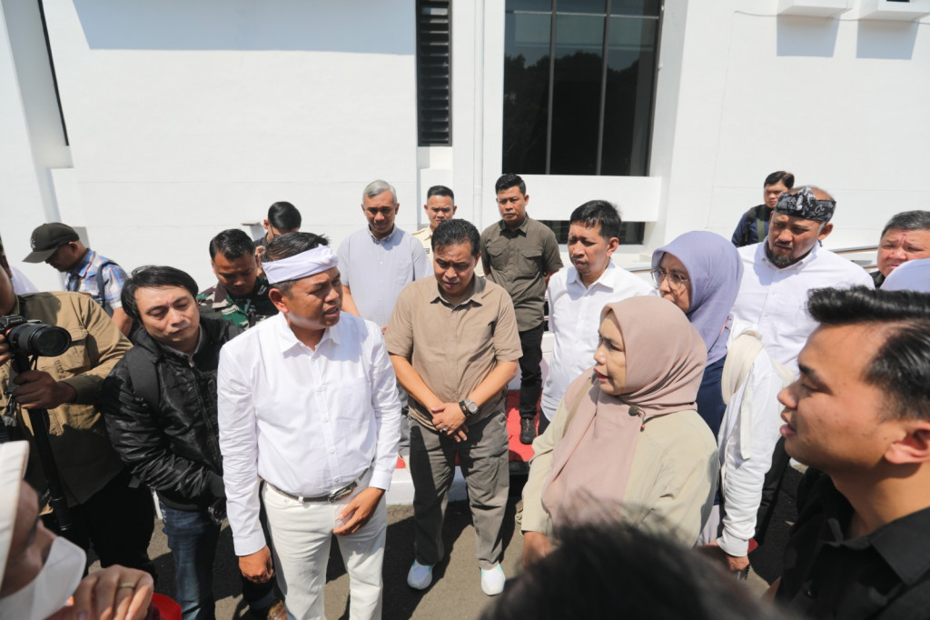 Gubernur Dedi Mulyadi meninjau pelaksanaan SPMB 2026 di Kantor Disdik Jabar. DOK Disdik Jabar