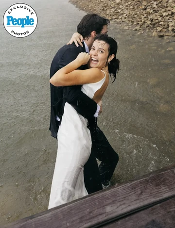 Viral Acara Pernikahan Diguyur Hujan Lebat, Pengantin Nekat Masuk Danau. Foto: Dok. Ann Huck & People.