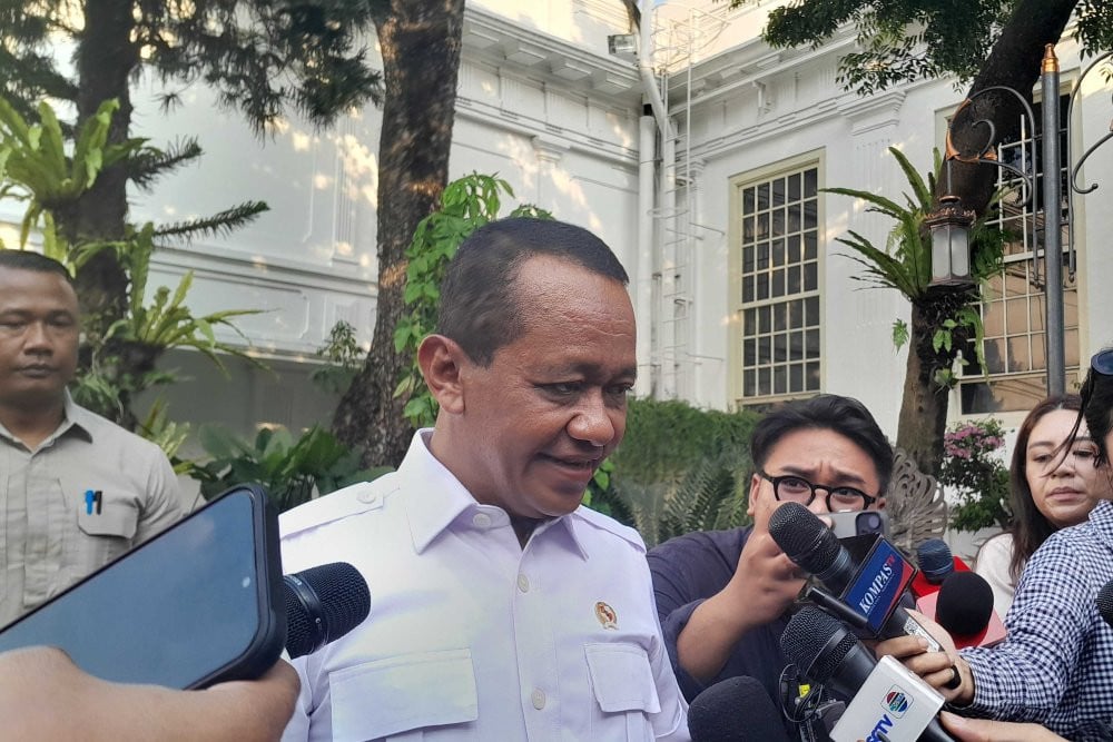 Menteri Energi dan Sumber Daya Mineral (ESDM) Bahlil Lahadalia melaporkan terkait dengan evaluasi izin tambang yang siap dijalankan kepada Presiden RI Prabowo Subianto di Istana Negara pada Selasa (12/5/2026). - JIBI/BISNIS/Fahmi Ahmad Burhan