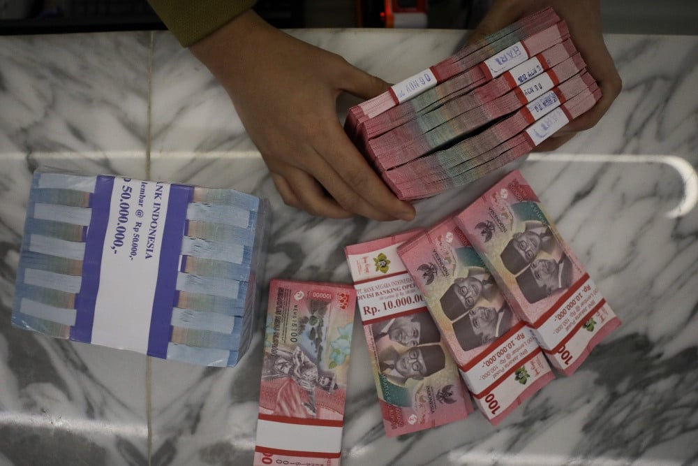 Karyawan menata uang rupiah di salah satu bank di Jakarta, Kamis (21/11/2024)./JIBI/Bisnis/Arief Hermawan P