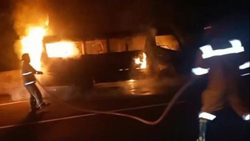 Mencekam! Bus Angkutan Umum Hangus Terbakar di Tol Japek KM 38, Kemacetan Tak Terhindarkan