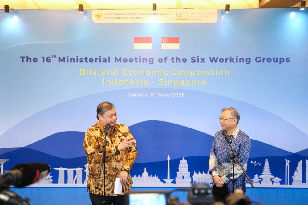 Wakil Perdana Menteri sekaligus Menteri Perdagangan dan Industri Singapura, Gan Kim Yong (kanan) bersama Menteri Koordinator Bidang Perekonomian Airlangga Hartarto (kiri) menjawab pertanyaan wartawan pada sesi konferensi pers Pertemuan The 16th Ministerial Meeting of the Six Working Groups di Jakarta, Selasa (9/6/2026)./Bisnis-Himawan L. Nugraha