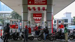 PT Pertamina Patra Niaga buka-bukaan stok bahan bakar minyak (BBM) jenis Pertalite di DIY usai penyesuaian harga pada BBM non-subsidi, yakni Pertamax dan Pertamax Green, mulai Rabu (10/6). (Foto: AFP/BAY ISMOYO)