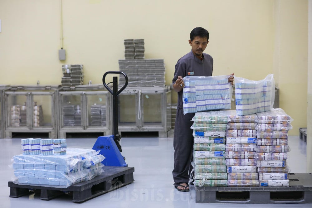 Pegawai menyortir uang rupiah di cash center di Jakarta, Selasa (4/2/2025). Bisnis/Himawan L Nugraha