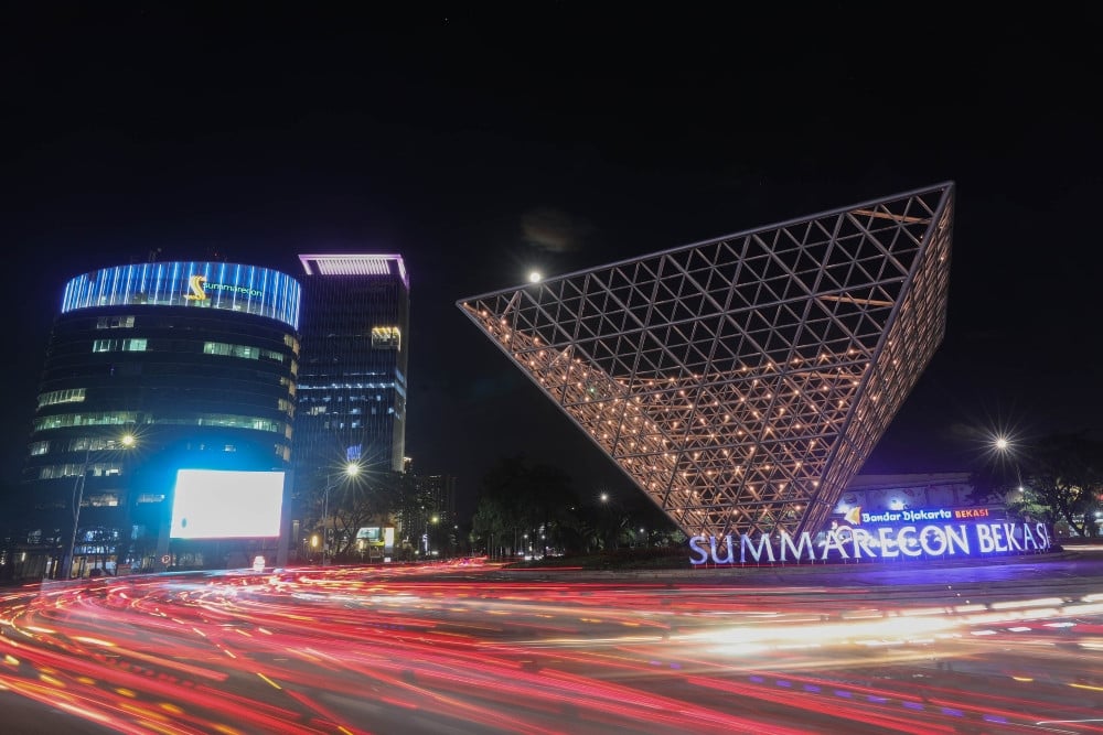 Kendaraan melintas di kawasan Landmark Summarecon Bekasi, Jawa Barat. /Bisnis-Himawan L Nugraha