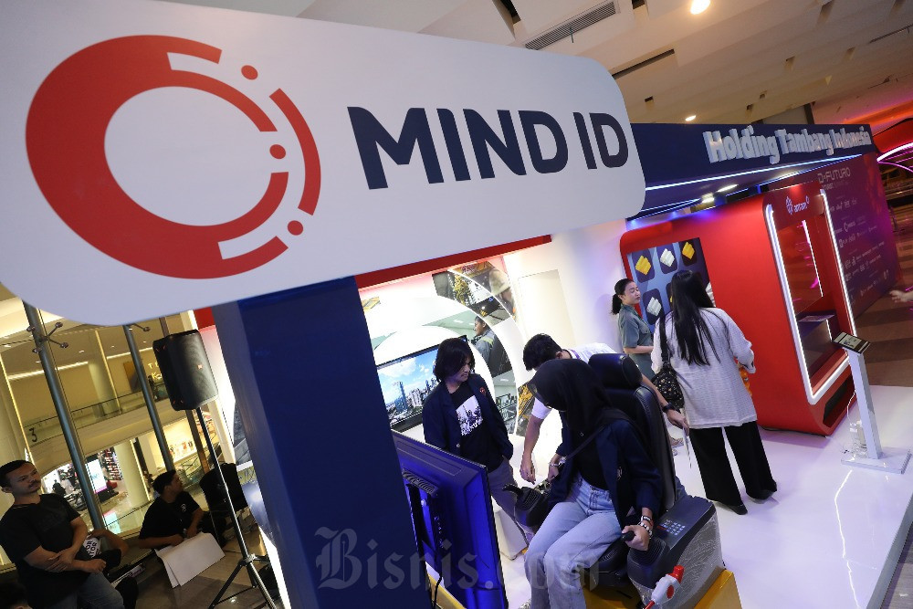 Pengunjung mencoba excavator simulator di experience booth MIND ID pada D Futuro Futurist Summit 2024 di Mall Kota Kasablanka, Selasa (5/11/2024)./Bisnis-Nurul Hidayat