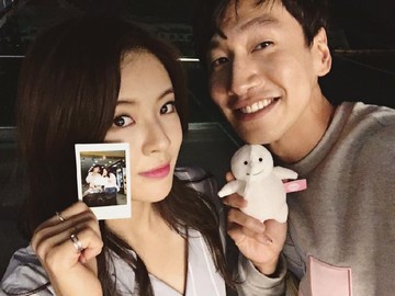 Lee Kwang Soo dan Lee Sun Bin kini jadi pasangan artis Korea paling lama berpacaran dan dinantikan menikah. Foto: dok. Twitter