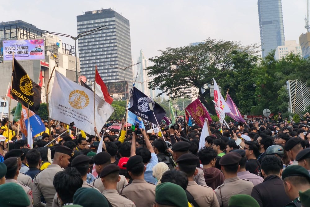Massa unjuk rasa tertahan di depan Gedung Thamrin Nine untuk berupaya masuk ke Bundaran HI melakukan unjuk rasa, Jumat (12/6/2026)./Bisnis-Muhammad Sulthon S.K