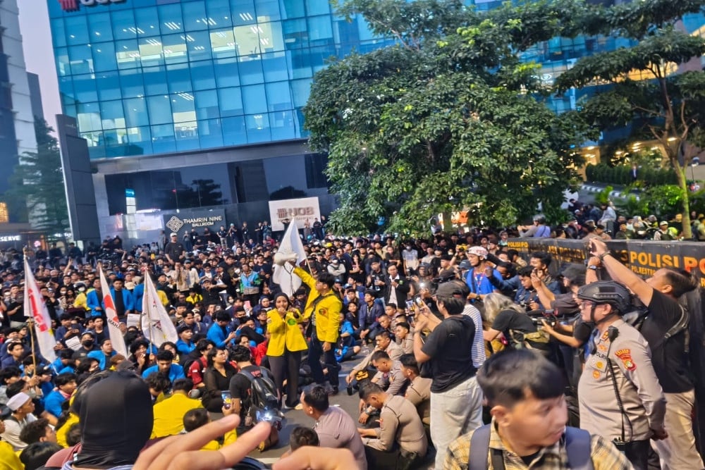 Massa aksi demo berkumpul di wilayah Sudirman/ Bisnis. Muhammad Sulthon