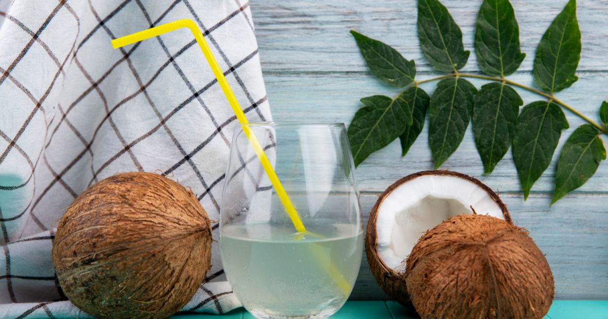 Ilustrasi air kelapa sebagai salah satu minuman anti dehidrasi yang menyegarkan tubuh [Foto:Magnific]