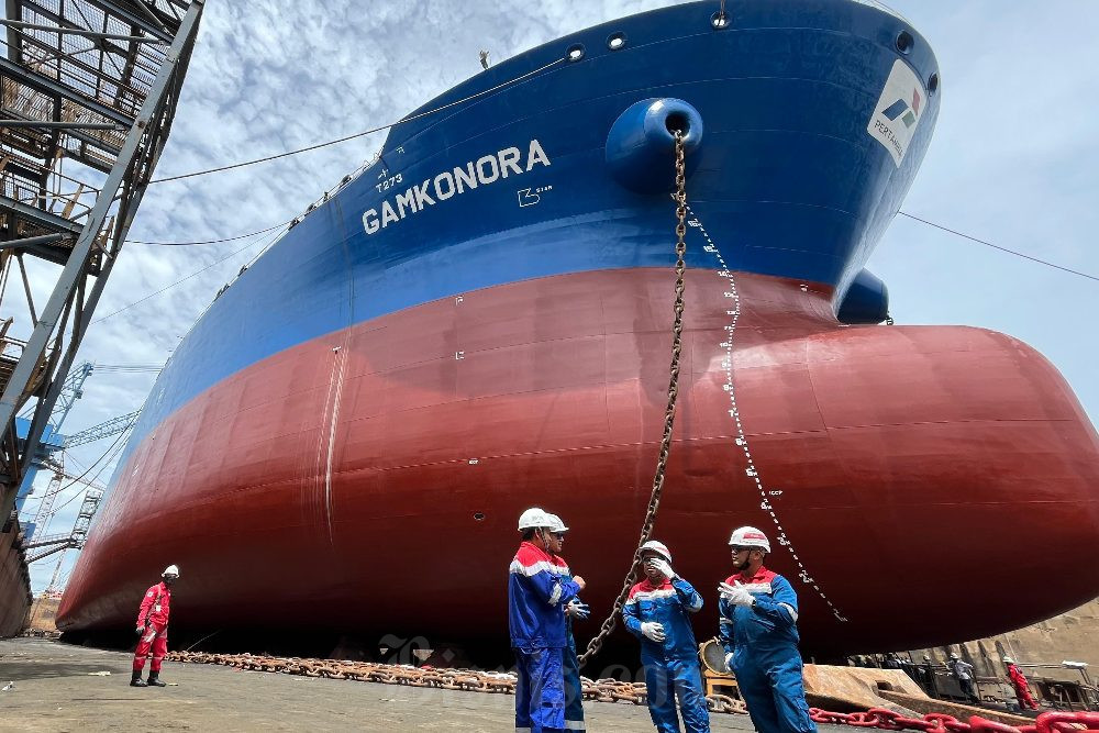 Kru PT Pertamina International Shipping (PIS) meninjau proses docking kapal MT Gamkonora di galangan PT ASL Shipyard Indonesia di Batam, Kepulauan Riau, Senin (29/9/2025). Kapal dengan panjang 245,5 meter ini menjadi andalan Pertamina untuk mendistribusikan komoditas minyak mentah dengan rute internasional maupun domestik. - JIBI/Bisnis/Reyhan Fernanda Fajarihza