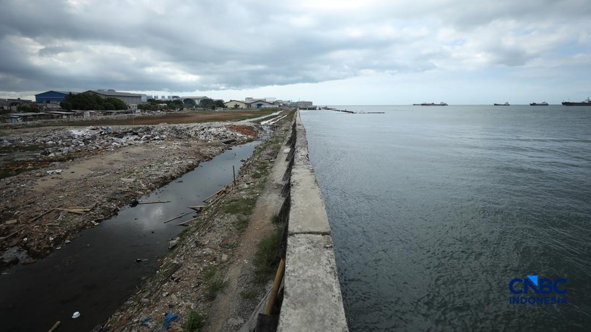 Foto: Sejumlah warga beraktivitas di area tanggul Pantai Muara Baru, Jakarta, Jumat (10/4/2026). (CNBC Indonesia/Tri Susilo)