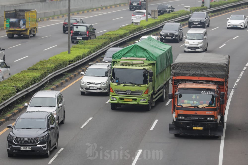 Truk bermuatan berlebih melintas di Jakarta, Minggu (29/6/2025). Bisnis/Fanny Kusumawardhani