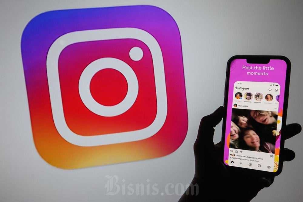 Warga mencari informasi tentang Instagram di Jakarta, Senin (27/4/2026). Bisnis/Fanny Kusumawardhani