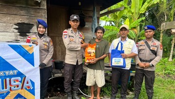 Polda Riau Lewat Kapal 'JALUR' Hadirkan Bantuan Sembako ke Jantung Pesisir Meranti