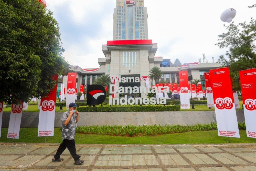Warga melintas di depan Wisma Danantara Indonesia di Jakarta, Senin (18/8/2025). Bisnis/Abdurachman