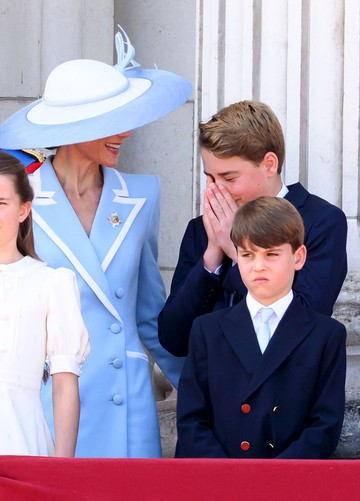 Momen Pangeran George bersin di balkon Istana Buckingham, London, saat parade Trooping The Colour pada Sabtu (13/6/2026). (Foto: Karwai Tang/WireImage)