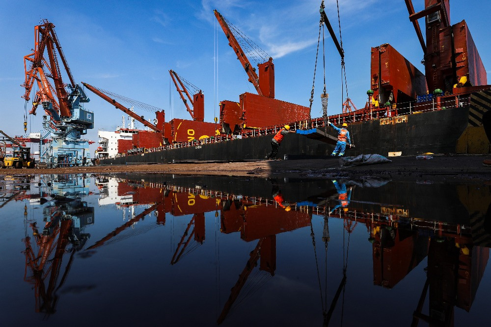 Aktivitas bongkar muat steel billet di Dermaga PTP Nonpetikemas Cabang Tanjung Priok, Jakarta, Selasa (26/05/2026)./Bisnis-Arief Hermawan