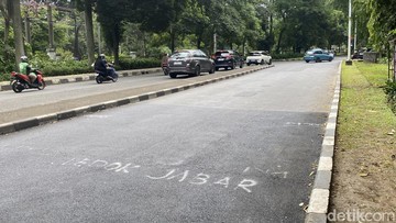 Pembatas Wilayah Depok Muncul di Jalan Lenteng Agung Jaksel Pasca Perbaikan Jalan Berlubang