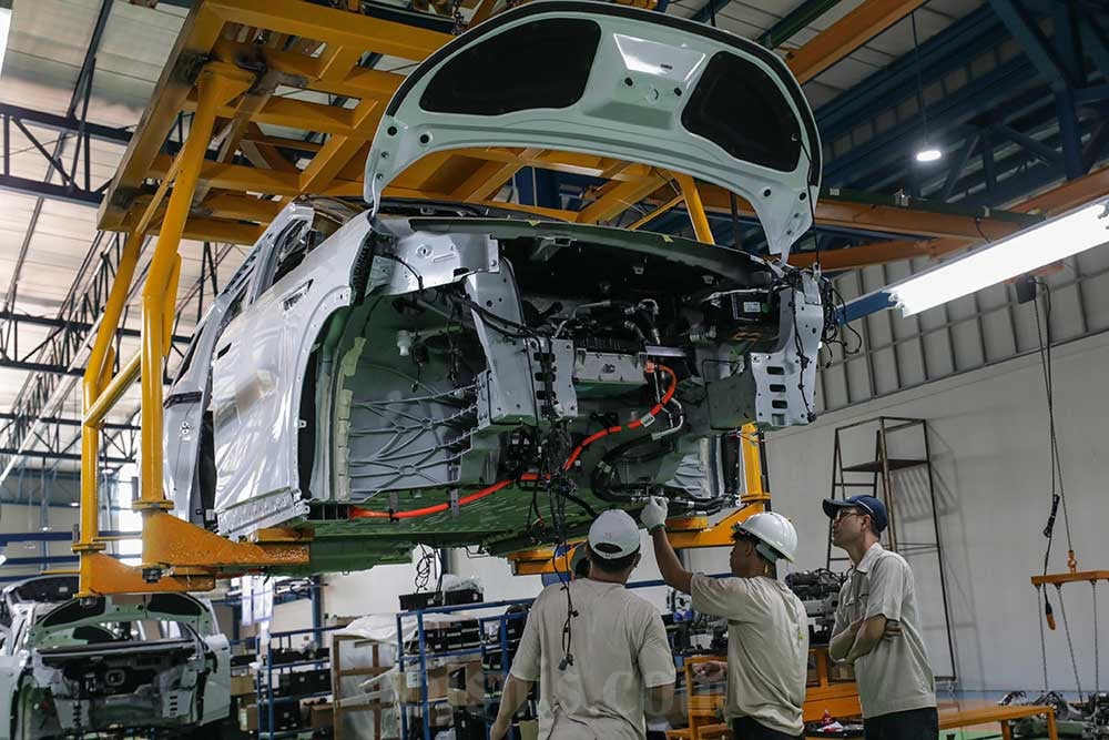 Pekerja menyelesaikan perakitan mobil XPENG X9 di Purwakarta, Jawa Barat, Selasa (1/7/2025). Bisnis/Fanny Kusumawardhani