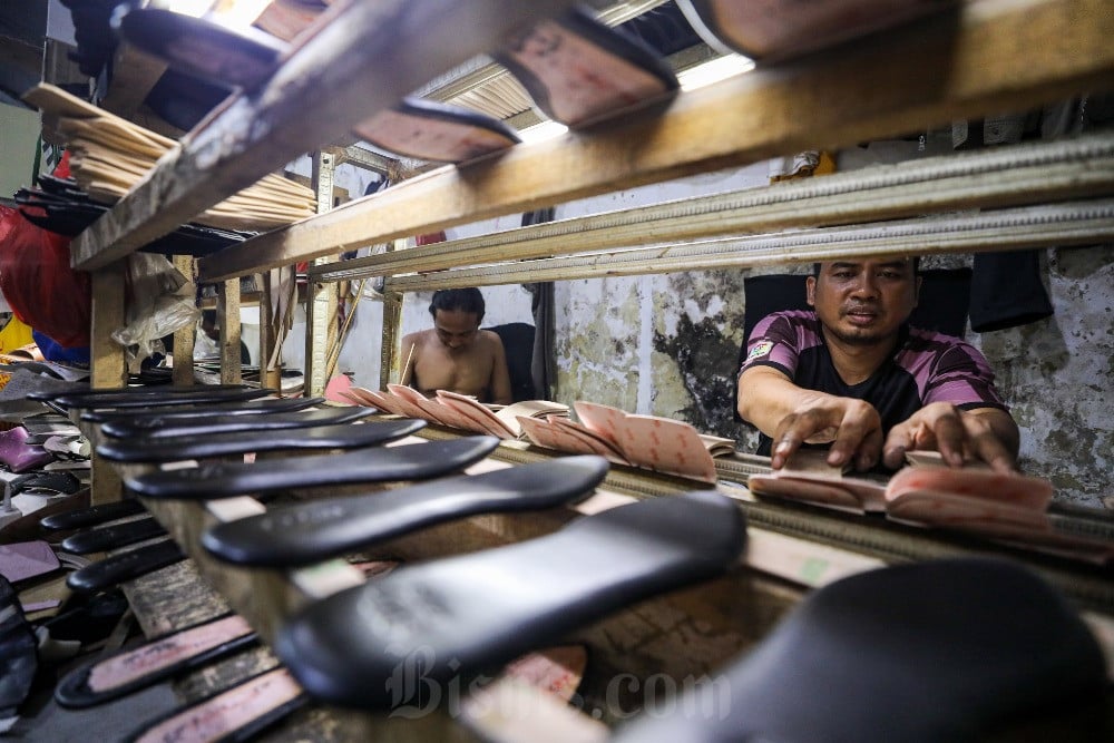 Pekerja beraktivitas di sentra produksi sepatu OB Shoes di Depok, Jawa Barat, Rabu (24/4/2024)./Bisnis-Arief Hermawan P