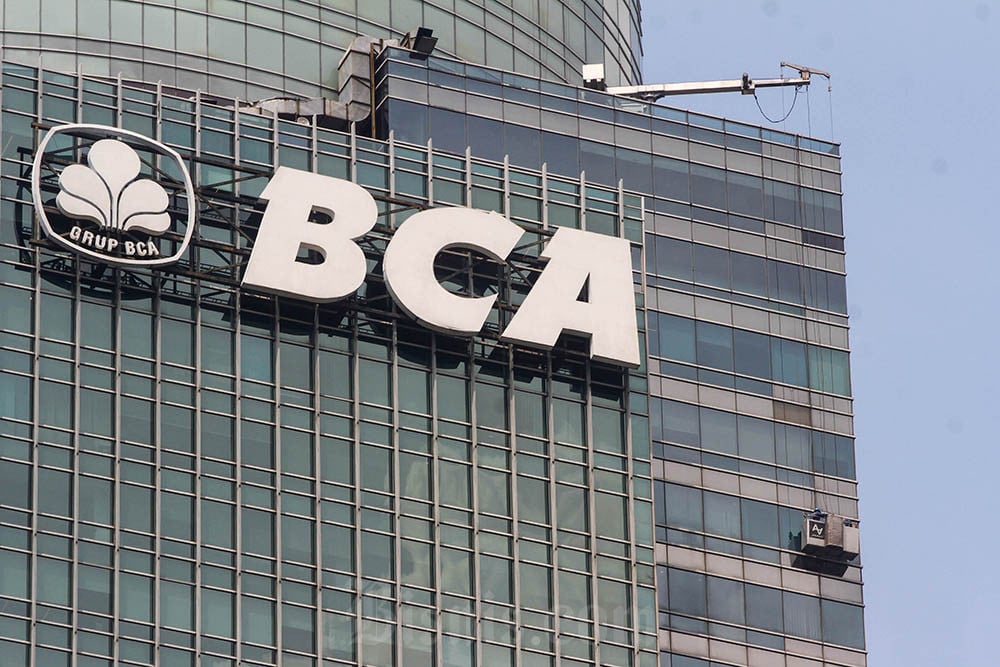 Pekerja beraktivitas di dekat logo milik PT Bank Central Asia Tbk di Jakarta. Bisnis/Himawan L Nugraha