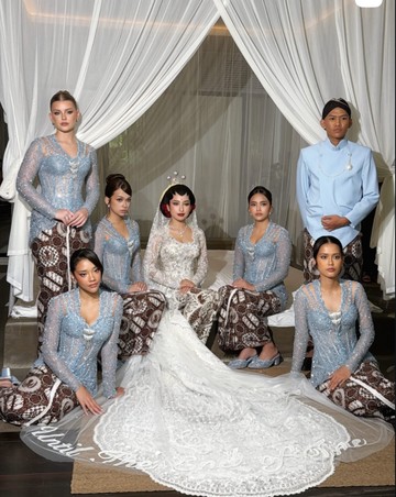 Ilustrasi: Pesona Anggun Kebaya Silver Blue Baila Fauri dan Rebecca Klopper di Pernikahan Jennifer Coppen