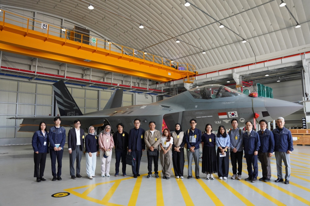 Jurnalis dari program Indonesian Next-Generation Journalist Network yang diselenggarakan Korea Foundation (KF) dan Foreign Policy Community of Indonesia (FPCI) berfoto di depan pesawat jet tempur KF-21 yang dikembangkan lewat kerjasama antara Indonesia dan Korea Selatan. /Istimewa