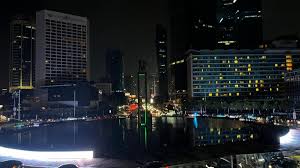 Foto: Lampu di kawasan Bundaran HI padam untuk peringati hari lingkungan hidup. (Rumondang/detik)