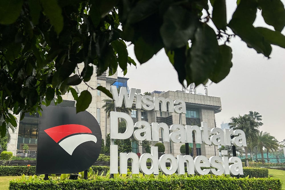 Logo Wisma Danantara Indonesia di Jakarta, Minggu (29/6/2025). Bisnis/Fanny Kusumawardhani