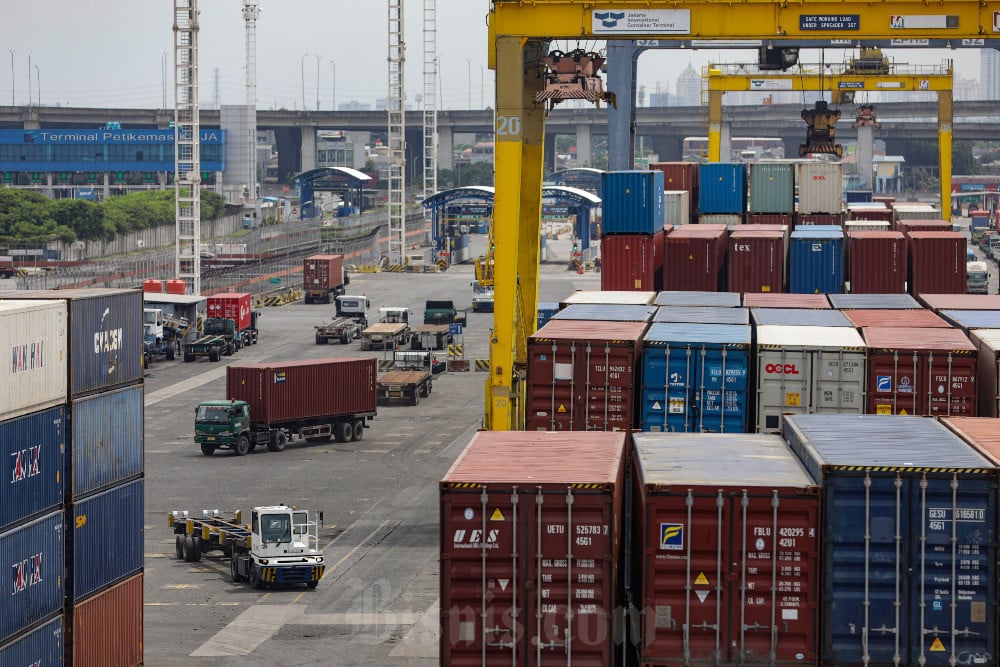 Truk kontainer melintas di antara tumpukan peti kemas di Pelabuhan Tanjung Priok, Jakarta, Selasa (3/6/2025). Bisnis/Arief Hermawan P