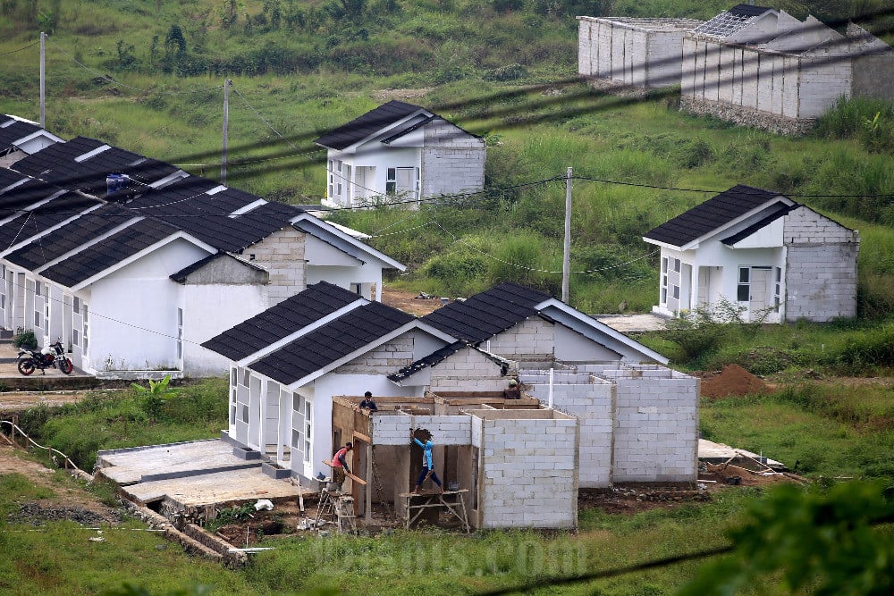 Aktivitas pekerja pada proyek perumahan subsidi di Desa Selacau, Batujajar, Kabupaten Bandung Barat, Jawa Barat, Senin (10/6/2024). Bisnis/Rachman