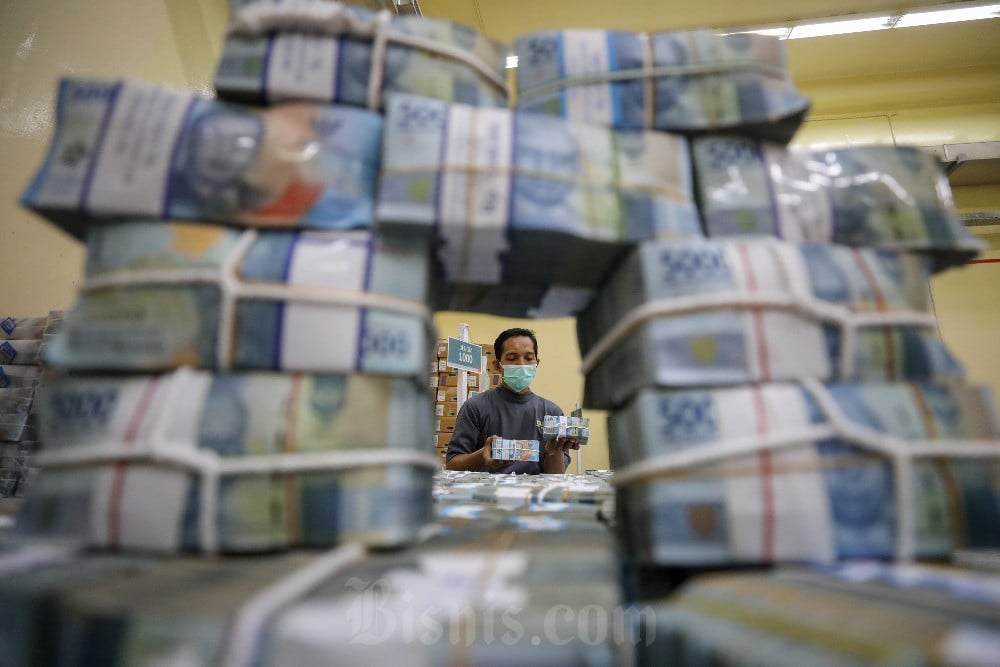 Karyawan menata uang tunai di Cash Center PT Bank Negara Indonesia (Persero) Tbk. (BBNI), Jakarta, Kamis (14/3/2024). Bisnis/Eusebio Chrysnamurti