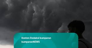 Seorang warga melihat awan tebal yang menyelimuti wilayah Senayan, Jakarta, Sabtu (15/11/2025). Foto: Sulthony Hasanuddin/ANTARA FOTO