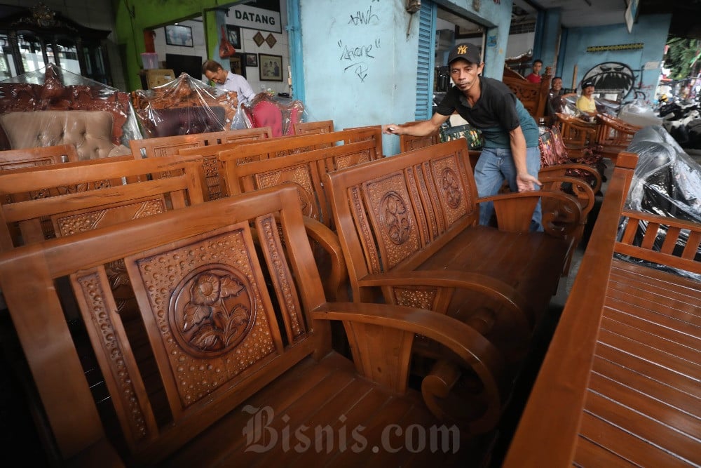 Pegawai merapikan mebel di salah satu gerai di Jakarta, Senin (4/3/2024). /Bisnis-Himawan L Nugraha