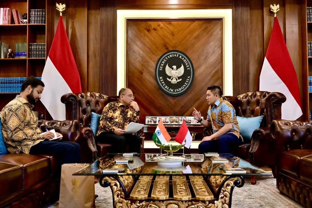 Sekretaris Kabinet Teddy Indra Wijaya menerima kunjungan Duta Besar India untuk Indonesia, Shri Sandeep Chakravorty, di Kantor Sekretariat Kabinet, Jakarta, Selasa (16/6/2026)./Sekretariat Kabinet