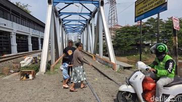 Aksi Nekat Ojol Terobos Jalur Kereta di Petamburan Disorot KAI, Potensi Bahaya Tinggi